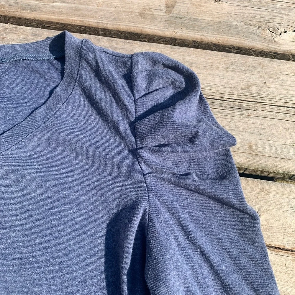 💜 Blue Heathered V-Neck Top with Puffed Shoulders - Size S - Picture 3 of 6